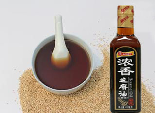 跟隨時(shí)代發(fā)展，不做落伍的芝麻油灌裝機(jī)